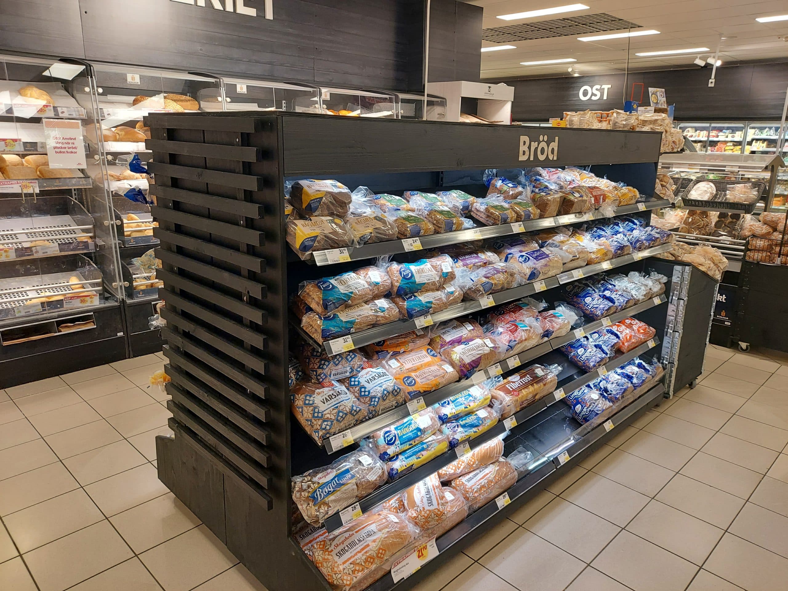 Butiksprofils brödexponering i mörk träpanel, fotograferad i en butik i Bjärred