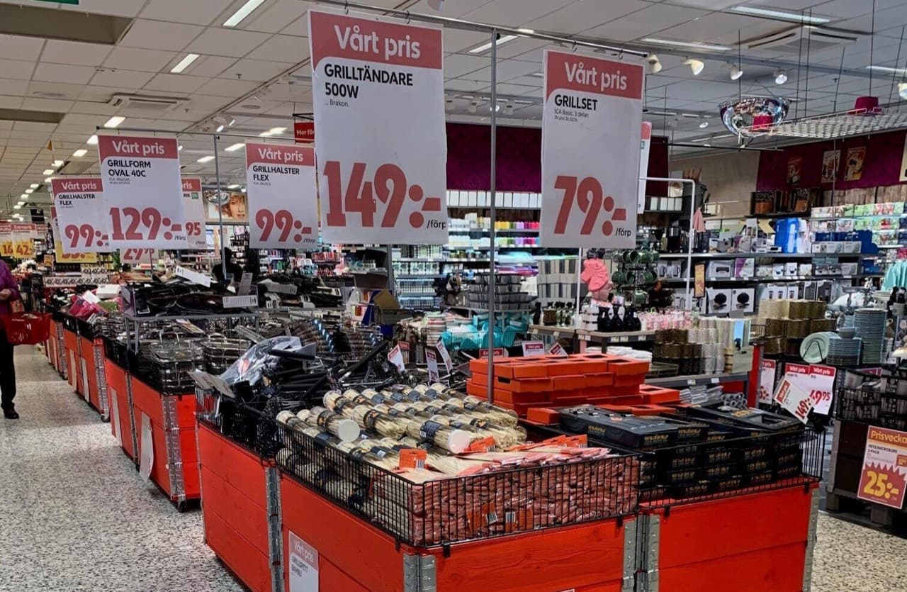 Pallexponering med prisskyltar längs en butiksgång
